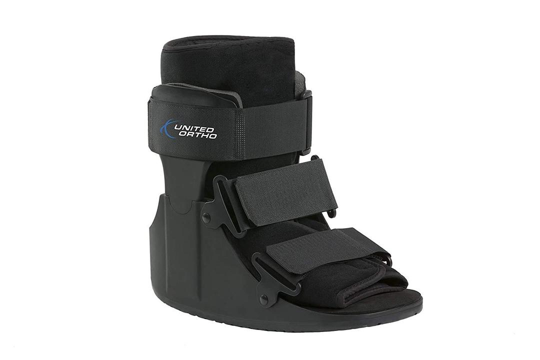 United Ortho USA14015 Short Cam Walker Fracture Boot, Medium, Black