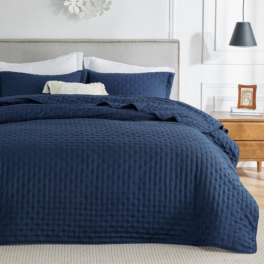 Bedsure Quilt Queen Size - Soft Ultrasonic Full/Queen Quilt Bedding Set - Clover Bedspread Queen Size - Lightweight Bedding Coverlet for All Seasons (Includes 1 Navy Quilt, 2 Pillow Shams)