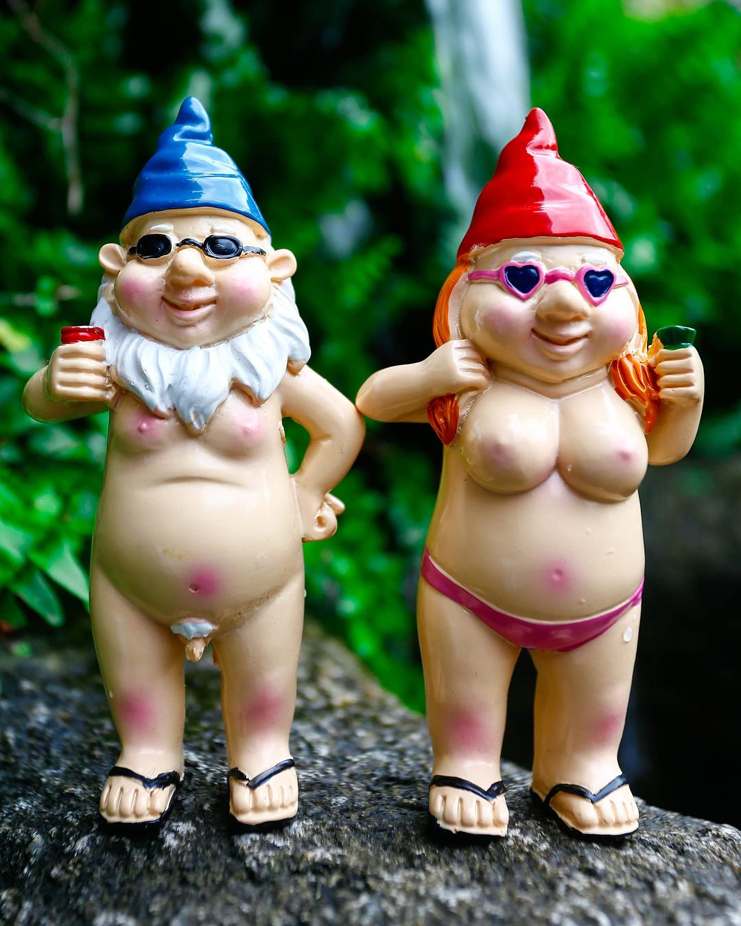 2 PCS Naked Gnomes Statues, 4.7 Inch Naughty Garden Gnome Funny Statue for Home Indoor or Outdoor Lawn Gnome Decorations Housewarming Halloween Christmas Garden Gift (Man and Woman)