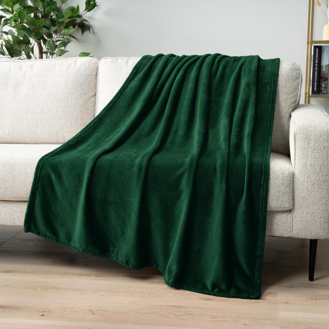 PAVILIA Emerald Green Fleece Throw Blanket for Couch, Dark Green Forest Super Soft Fuzzy Flannel Throw for Sofa, Luxury Plush Microfiber Bed Blanket, Cozy Home Decorative Velvet Gift Blanket, 50x60