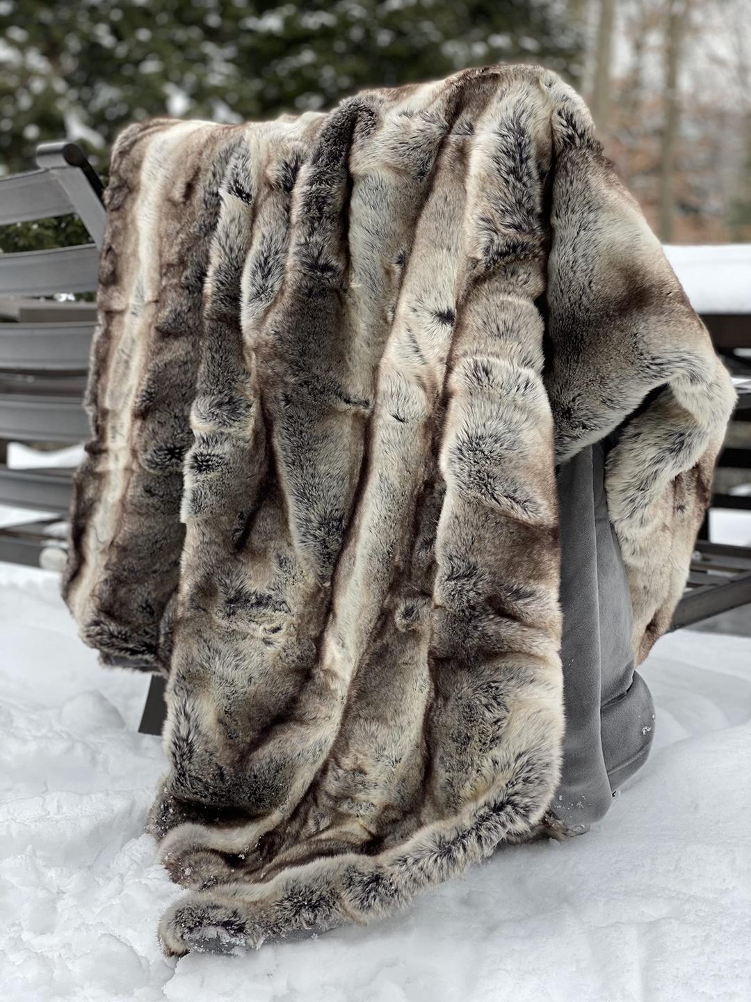 Eikei Luxury Faux Fur Throw Blanket Super Soft Oversized Thick Warm Afghan Reversible to Plush Velvet in Tan Grey Wolf, Cream Mink or Blush Chinchilla, Machine Washable (Chinchilla, 60Wx70L)