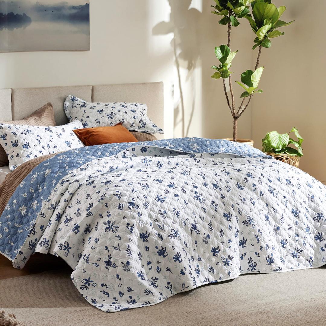 Bedsure Floral Quilt Set Queen - Reversible Blue & White Quilt Bedding Set, Daisy Design Bedspread, 3 Pieces Microfiber Lightweight Coverlet with 2 Pillow Shams for All Seasons (90"x96")